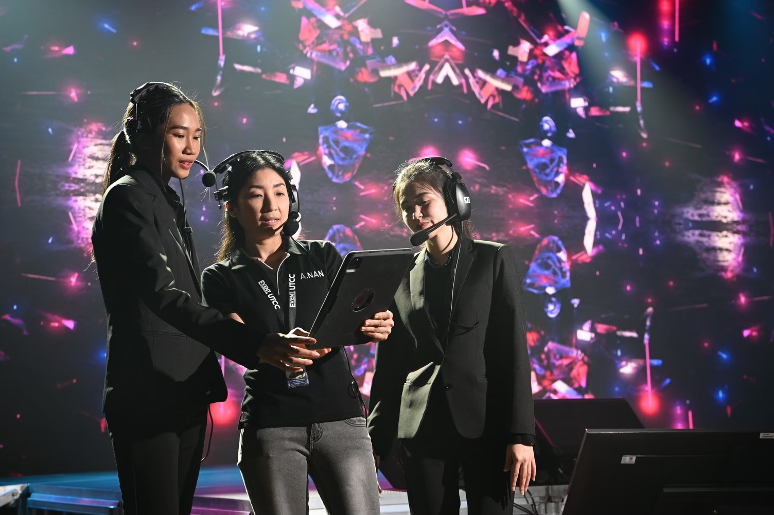 นักศึกษาฝึกใช้อุปกรณ์ Event Production ในห้อง Lab